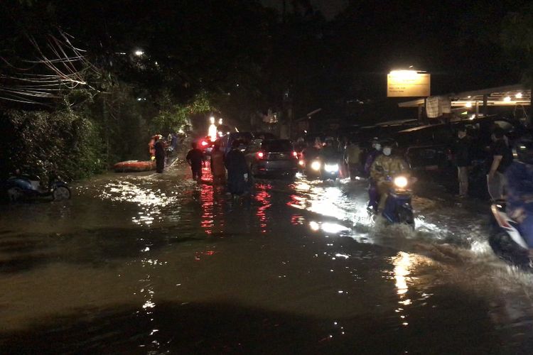 Jalan Puri Mutiara tepatnya persimpangan Jalan Puri Mutiara V, Cilandak Barat, Cilandak, Jakarta Selatan terendam banjir pada Senin (24/5/2021) malam.