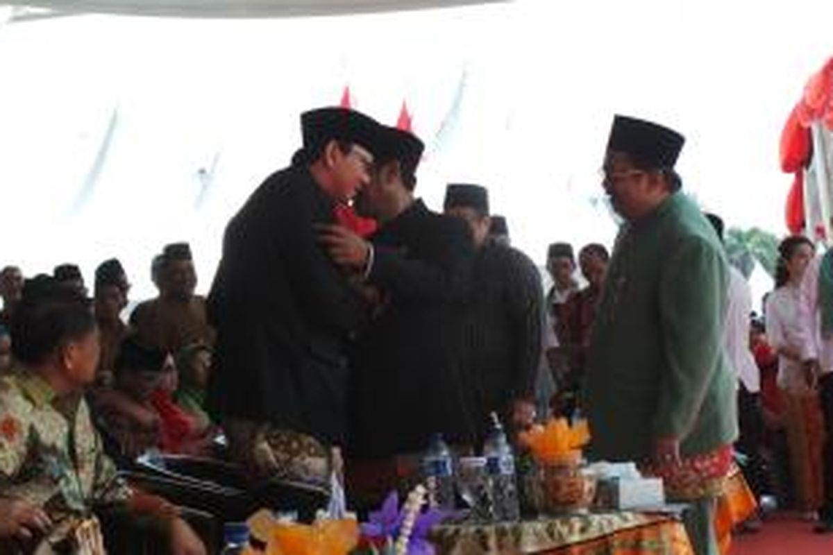 Wakil Gubernur DKI Jakarta Basuki Tjahaja Purnama (kiri) berpelukan dengan anggota DPRD Abraham Lunggana pada acara Lebaran Betawi di Silang Timur Monumen Nasional, Jakarta Pusat, Minggu (14/9/2014).