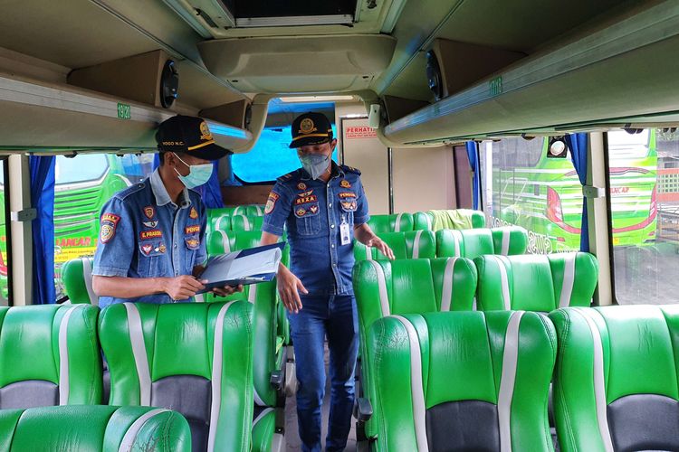 Petugas dari Dinas Perhubungan Gunungkidul dan Kepolisian melakukan pemeriksaan kelengkapan bus AKAP di pool bus Maju Lancar, Kapanewon Playen, Gunungkidul , DIY, Rabu (13/4/2022).