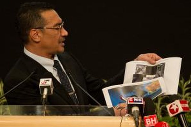 Penjabat menteri transportasi Malaysia, Hishammuddin Hussein menunjukkan citra satelit terbaru yang memperlihatkan 112 obyek baru yang diduga merupakan puing Malaysia Airlines MH370.