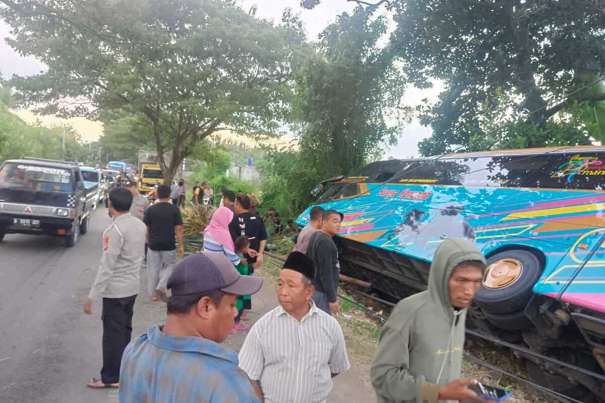 Inilah kondisi Bus Surya Kencana yang mengalami kecelakaan Minggu sore, (19/5/2024), hari ini, Senin (20/5/2024) pemilik bus akan mengangkat badan bus dari pinggir jalan raya Desa Pringabaya Lombok Timur.