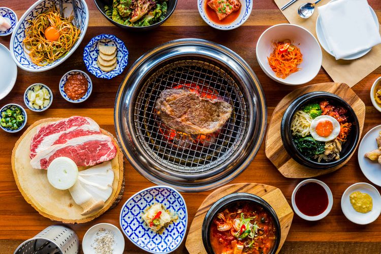 Ilustrasi BBQ ala Korea lengkap dengan kimchi dan sayuran. 