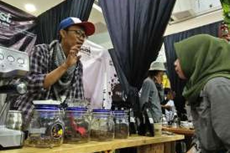 Salah satu barista kopi memberi edukasi tentang kopi robusta kepada pengunjung kedai dalam acara Lacofest 2016 di Mall Bumi Kedaton Bandar Lampung, Rabu (7/12/2016).