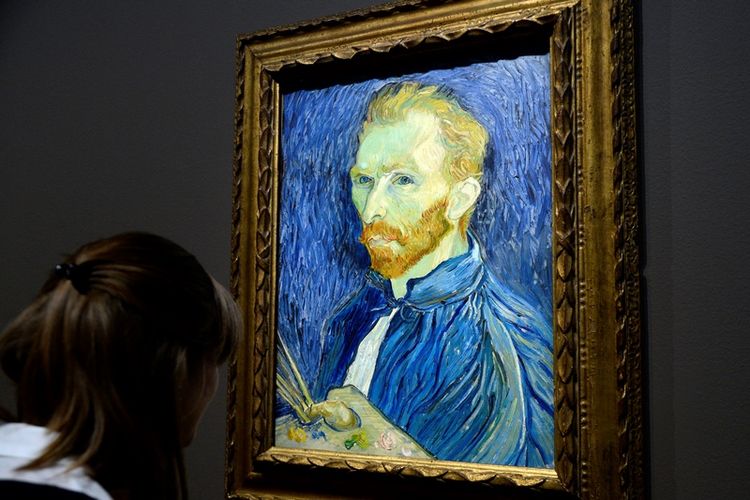 Seorang pengunjung melihat potret diri yang dilukis Vincent Van Gogh. Pameran ini diselenggarakan di Museum Orsay, Maret 2014. Van Gogh / Artaud. The Man Suicided by Society 