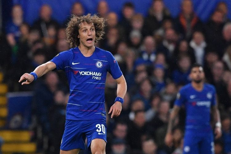 David Luiz tampak memberi instruksi pada pertandingan Chelsea vs Eintracht Frankfurt dalam semifinal Liga Europa di Stadion Stamford Bridge, 9 Mei 2019. 