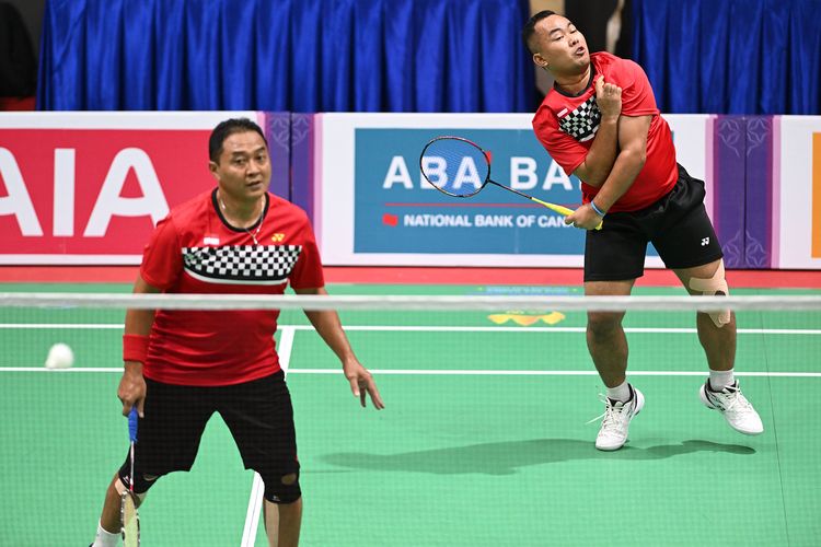 Pasangan ganda putra SL3-SU5 Hary Susanto (kiri) / Hafizh Briliansyah Prawiranegara (kanan) dalam pertandingan di nomor beregu putra para bulu tangkis di Badminton Hall, Morodok Techo Stadium, Kamboja, Sabtu (03/06/2023). Pasangan Indonesia ini berhasil mengalahkan pasangan Vietnam Nguyen Vn Tuong/Pham van Toi dengan skor 2-0 (21-18, 21-8). NPC INDONESIA/Agung Wahyudi