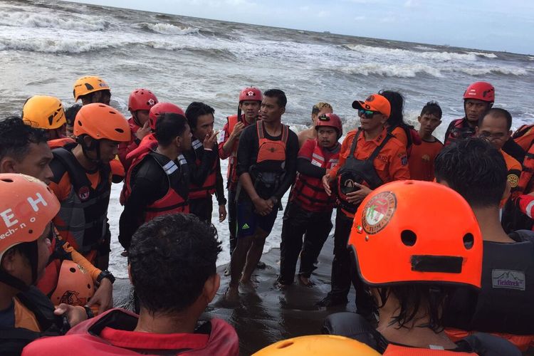 Dua remaja dikabarkan tenggelam di Pantai Angin Mammiri, Kelurahan Tanjung Bayang, Kecamatan Tamalate, Makassar, Minggu (16/1/2022), akhirnya berhasil ditemukan tak benyawa, Senin (17/1/2022).