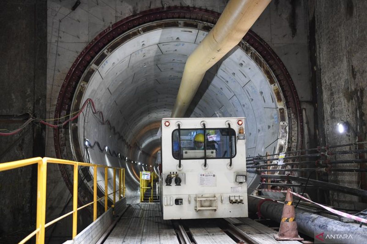 Pekerja menyelesaikan proyek pembangunan jalur MRT Jakarta fase 2A CP201 di kawasan Monumen Nasional (Monas), Jakarta, Selasa (20/9/2022). 