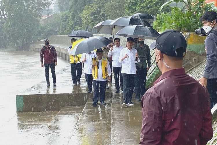 Presiden Joko Widodo saat meninjau normalisasi kawasan Ciliwung yang berada di Pengadegan, Jakarta Selatan, Selasa (21/2/2023).