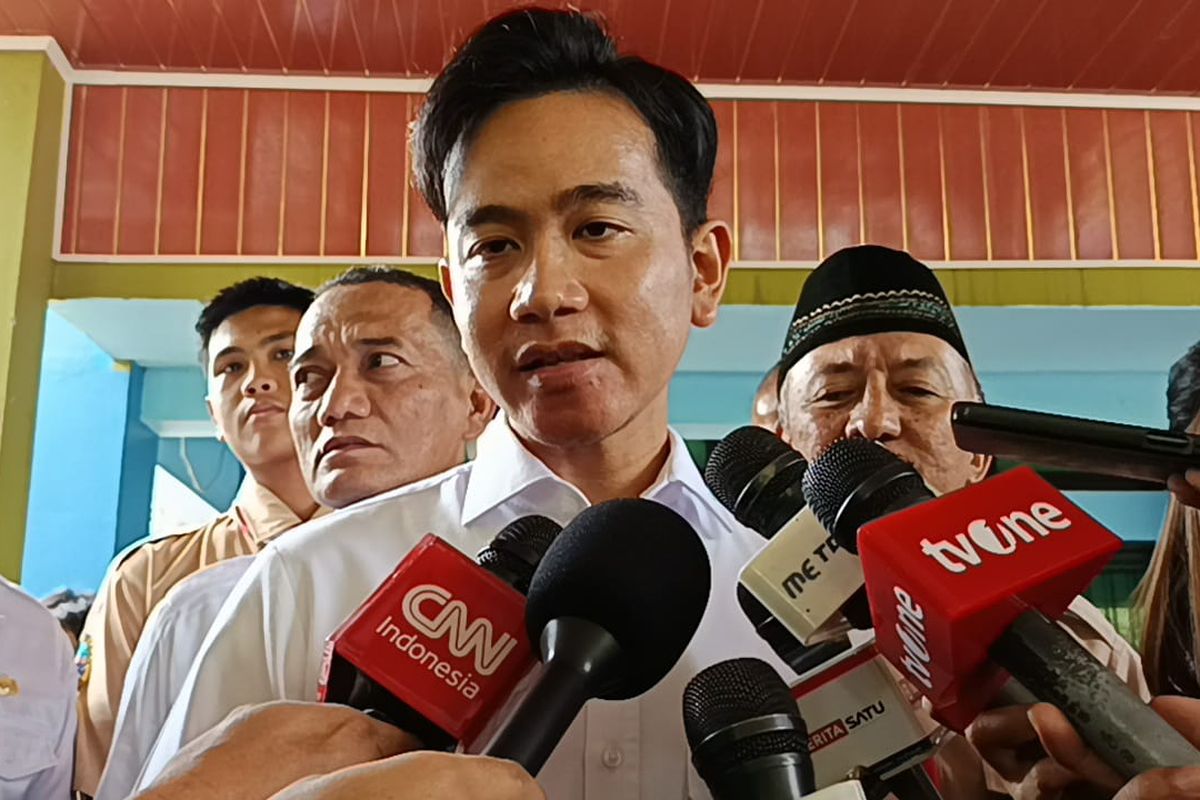 Wakil Presiden RI Gibran Rakabuming Raka usai menghadiri seminar soal penerapan AI di SMAN 66 Jakarta, Rabu (12/3/2025).