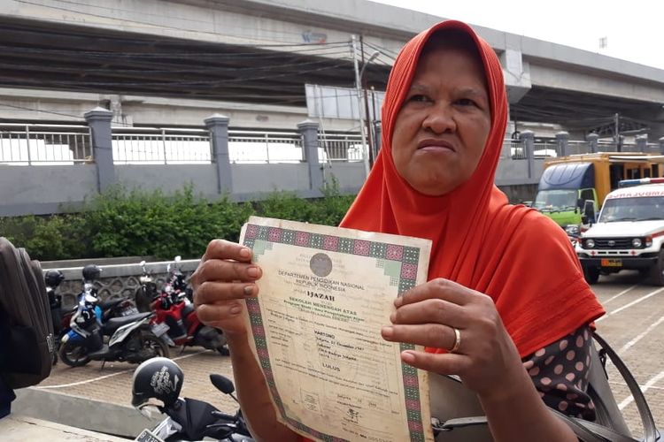 Pengungsi Cipinang Melayu, Legiah (59) saat ditemui di posko pengungsian Masjid Universitas Borobudur, Jakarta Timur, Kamis (2/1/2020).