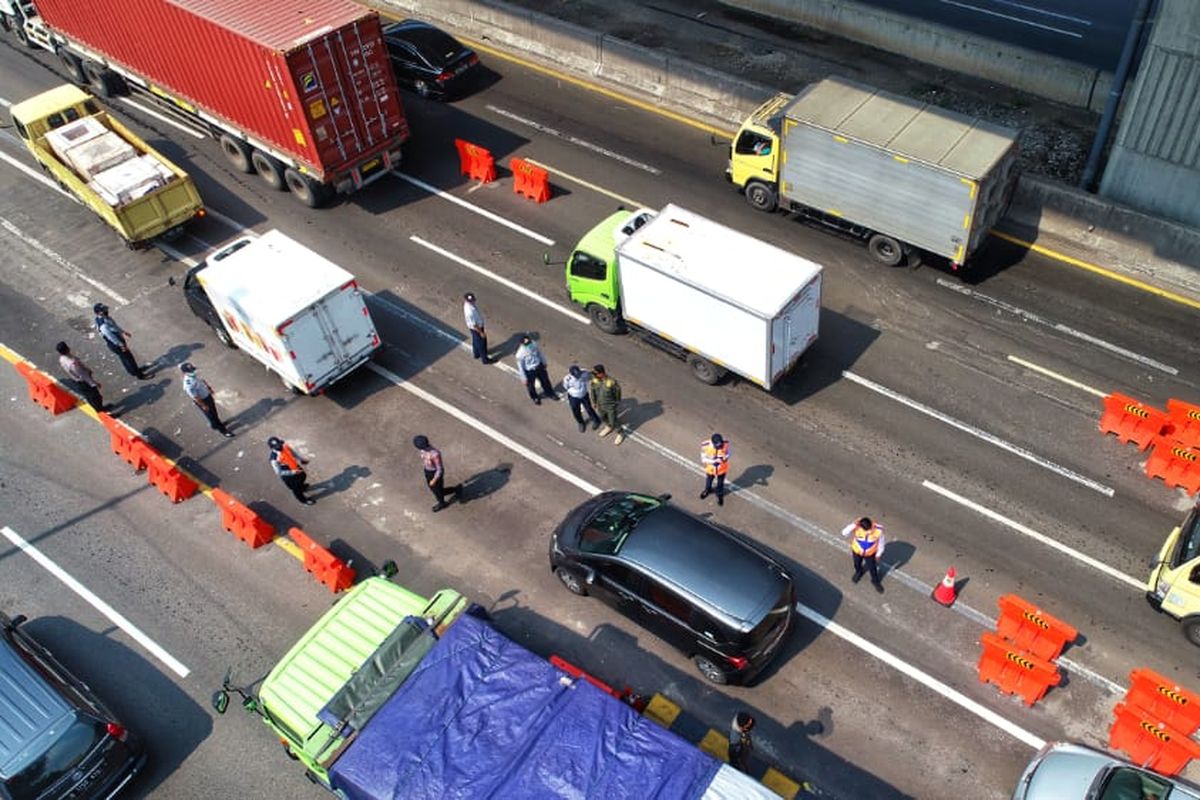 Pantauan lalu lintas di jalan tol