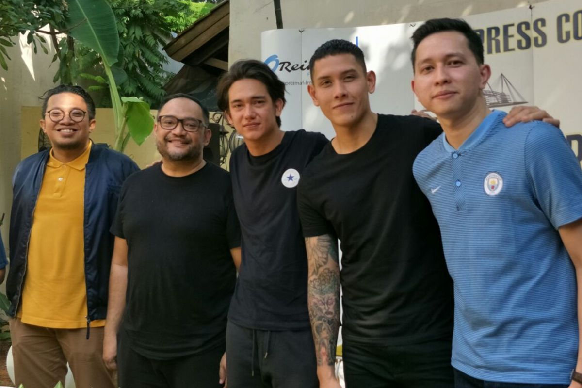 (Dari kiri ke kanan) produser Reza Hidayat, sutradara Rako Prijanto, Adipati Dolken, Ganindra Bimo, dan Hanif Thamrin dalam jumpa pers film Pemburu di Manchester Biru, di kawasan Kebayoran Baru, Jakarta Selatan, Jumat (11/5/2018).