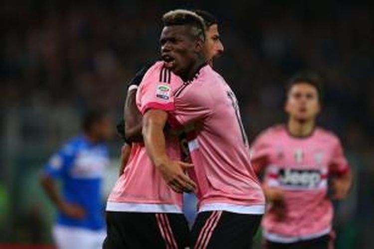 Paul Pogba dan Sami Khedira merayakan gol Juventus ke gawang Sampdoria di Stadion Luigi Ferraris, Minggu (10/1/2016).