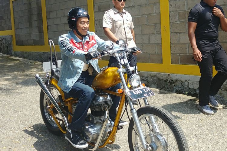 Presiden Joko Widodo atau Jokowi mengendarai sepeda motor Royal Enfield Bullet 350 cc bergaya chopper di Sukabumi, Jawa Barat, Minggu (8/4/2018). 