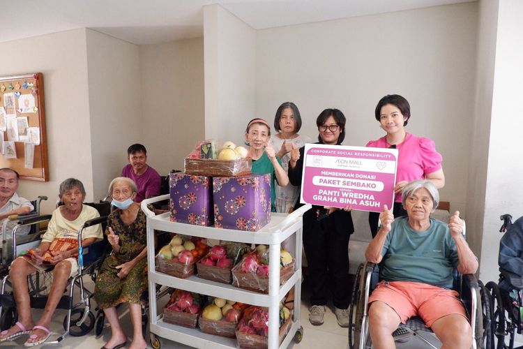 AEON Mall Sentul City menggelar program ?Grandparents Month? pada 18?24 September 2023, di antaranya dengan bakti sosial di panti wreda Graha Bina Asuh.