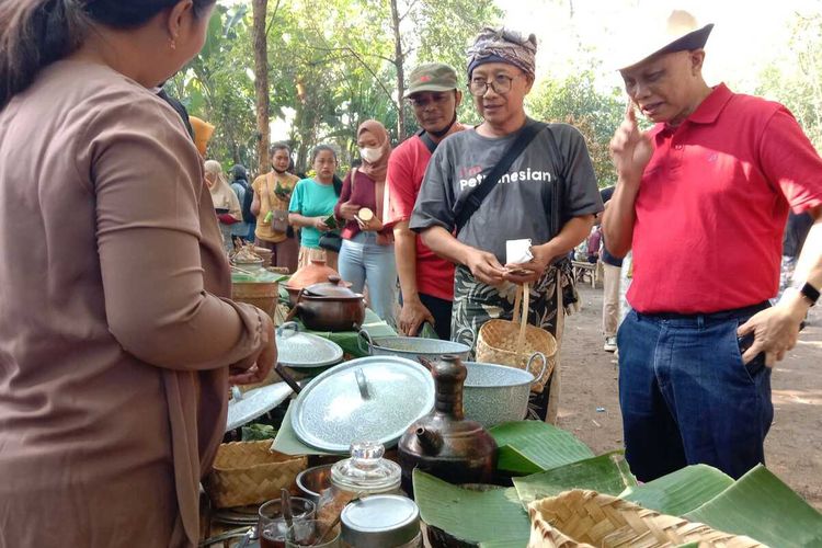 Suasana Pasar Barongan Kali Gunting di Desa Mojotrisno, Kecamatan Mojoagung, Kabupaten Jombang, Jawa Timur.