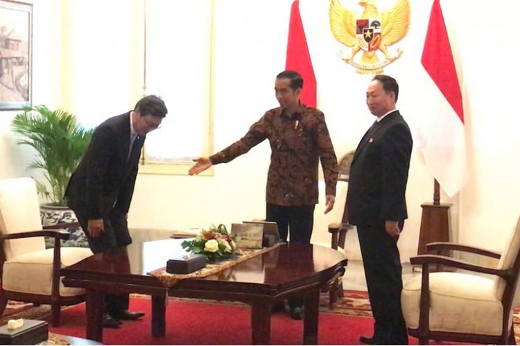 Presiden Joko Widodo, Senin (30/4/2018) siang, menerima Duta Besar Luar Biasa dan Berkuasa Penuh Republik Korea Selatan untuk Indonesia Kim Chang-beom dan Duta Besar Luar Biasa dan Berkuasa Penuh Republik Rakyat Demokratik Korea Utara untuk Indonesia, An Kwang Il. 