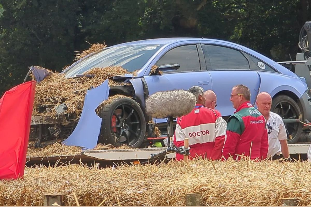 Mobil konsep Hyundai RN22e mengalami kecelakaan di Goodwood Festival of Speed di Inggris
