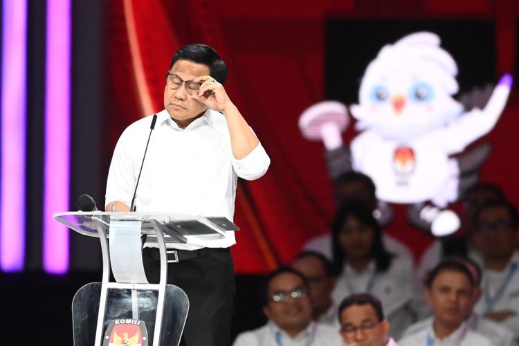 Cawapres nomor urut 1 Muhaimin Iskandar menyampaikan pandangannya saat Debat Keempat Pilpres 2024 di Jakarta Convention Center (JCC), Jakarta, Minggu (21/1/2024). Debat Keempat Pilpres 2024 mengangkat tema terkait pembangunan berkelanjutan, sumber daya alam, lingkungan hidup, energi, pangan, agraria, masyarakat adat dan desa.