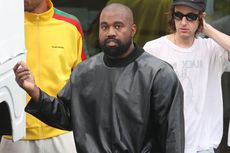 Tak Ada Lagi Sneaker, Kanye West Kini Beralih ke Kaus Kaki