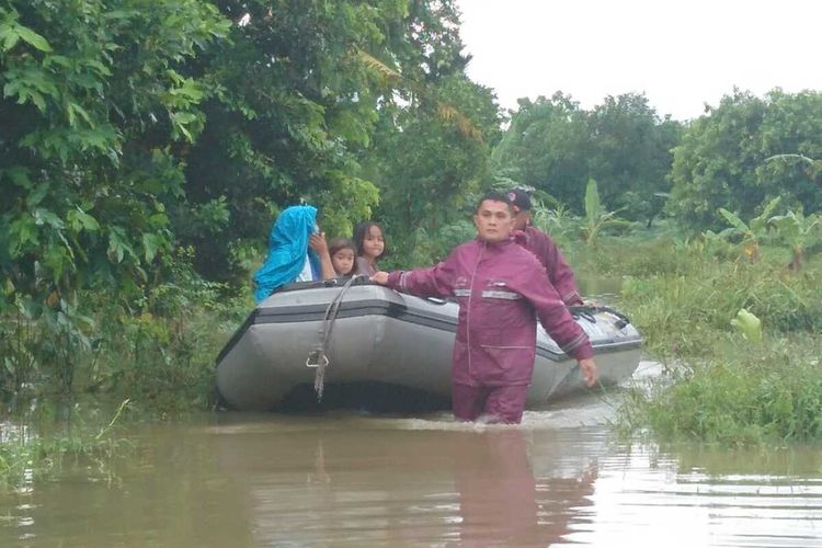 Petugas BPBD Padang melakukan evakuasi warga akibat banjir di Dadok Tunggul Hitam Padang, Jumat (10/1/2020)