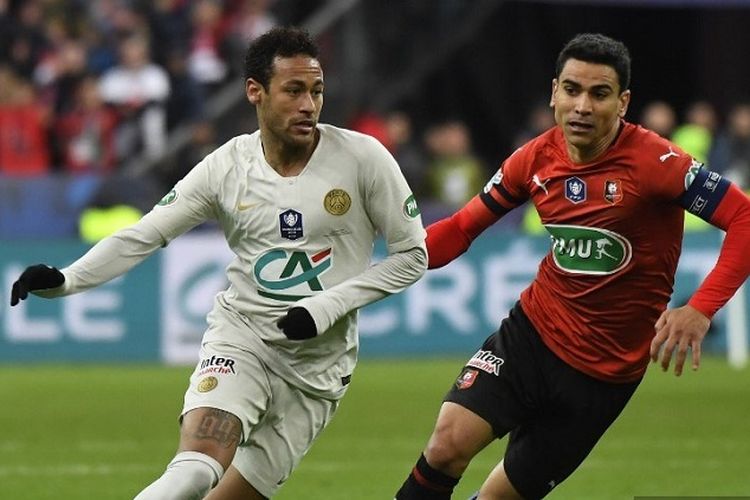 Penyerang Paris Saint-Germain, Neymar (kiri), memperebutkan bola dengan kapten Rennes, Benjamin Andre, dalam pertandingan final Piala Perancis antara Rennes vs PSG) pada 27 April 2019 di Stade de France.