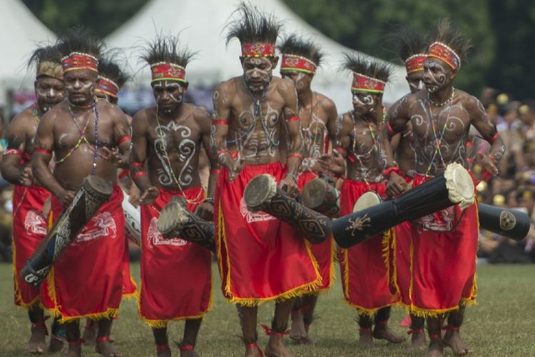 Anggota pramuka berkostum tradisional Papua membawakan tari-tarian dalam pembukaan Raimuna Nasional XI yang bertepatan dengan peringatan ulang tahun Pramuka ke-56 di, Bumi Perkemahan Cibubur, Jakarta, Senin (14/8/2017). Sebanyak 15 ribu Pramuka Penegak dan Pandega dari 34 provinsi dan 514 kota/kabupaten serta pramuka luar negeri mengikuti kegiatan bertajuk Pramuka untuk Masa Depan Indonesia: kreatif, inovatif, berkarakter. ANTARA FOTO/Rosa Panggabean/aww/17.