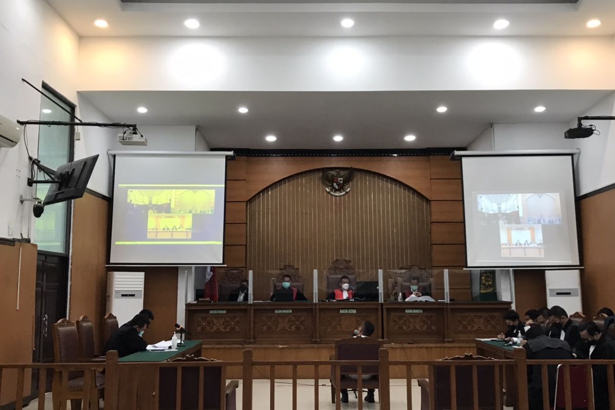 Pengadilan Negeri Jakarta Selatan menggelar sidang kasus dugaan tindak pidana pembunuhan (unlawful killing) terhadap empat laskar Front Pembela Islam (FPI) di KM 50 Tol Jakarta-Cikampek ke Pengadilan Negeri Jakarta Selatan.