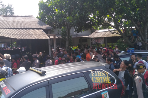 Warga Padati Lokasi Rekonstruksi Pembunuhan Mayat Dalam Koper