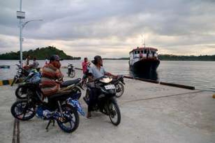 Suasana di Dermaga Pelabuhan Sikakap, Senin (7/3) sore. Kawasan ini akan menjadi salah satu lokasi pengamatan Gerhana Matahari di Kepulauan Pagai, Kabupaten Kepulauan Mentawai, Sumatera Barat. 