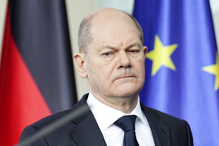 Kanselir Jerman Olaf Scholz mengumumkan bahwa Jerman akan mengirimkan senjata langsung ke Ukraina.