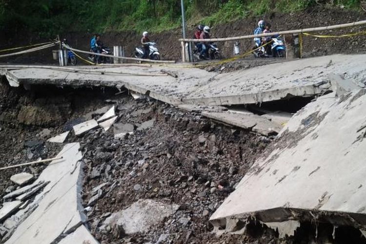 Jl. Darupono, yang menghubungkan Kendal-Kabupaten Semarang yang putus. KOMPAS.Com /Slamet Priyatin 