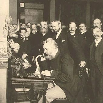 Alexander Graham Bell (duduk) saat membuka jaringan telepon jarak jauh dari New York ke Chicago pada 1892.