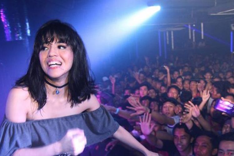 Putri Una Astari atau akrab dipanggil Disk Jockey (DJ) Una menghibur penggemarnya di Liquid Cafe, Jalan Thamrin, Semarang, Kamis (01/10/2015) dini hari. 