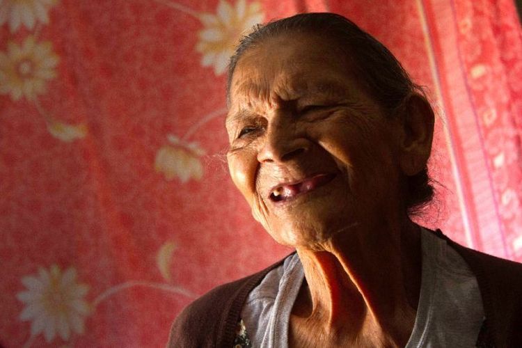 Guadalupe Palacios (96) meraih impiannya untuk dapat bersekolah di bangku SMA. Dia berharap dapat lulus ketika usianya mencapai 100 tahun. (AFP/Moyses Zuniga)