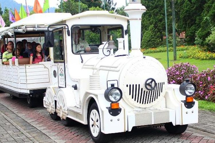 Kereta wisata di Taman Bunga Nusantara, yang akan mengantarkan pengunjung berkeliling taman-taman tematik di kawasan tersebut.