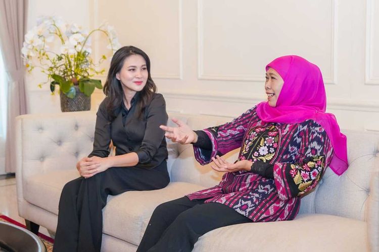Cagub Malut Sherly Tjoanda bertamu ke kediaman Khofifah di Surabaya, Selasa (10/12/2024)
