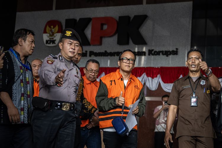 Wakil Menteri Ketenagakerjaan (Wamenaker) Immanuel Ebenezer (kedua kanan) berjalan menuju mobil tahanan usai dihadirkan sebagai tersangka saat konferensi pers di Gedung Merah Putih KPK, Jakarta, Jumat (22/8/2025). KPK menetapkan Wamenaker Immanuel Ebenezer bersama 10 orang lainnya sebagai tersangka kasus pemerasa pengurusan sertifikat Keselamatan dan Kesehatan Kerja (K3) di Kementerian Ketenagakerjaan.