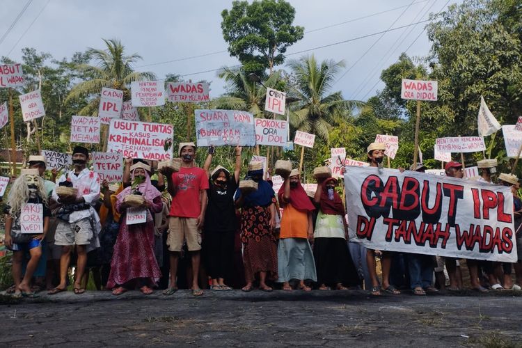 Warga desa Wadas saat menggelar aksi bisu menolak rencana Pengukuran dan Perhitungan Tanam Tumbuh Tahap II pada Kamis (14/7/2022)