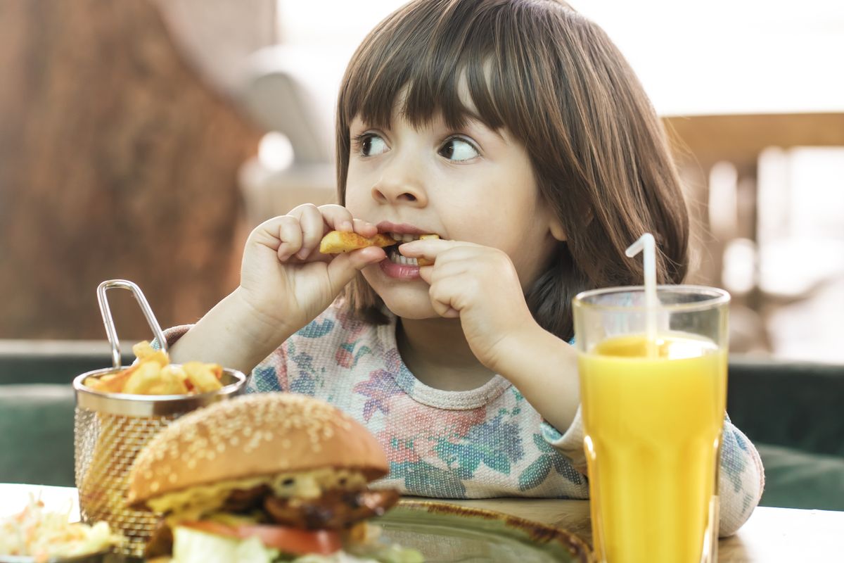 Ilustrasi anak. Ngemil berlebihan bisa sebabkan obesitas dan diabetes pada anak, ahli gizi ingatkan pentingnya pola makan sehat sejak dini.