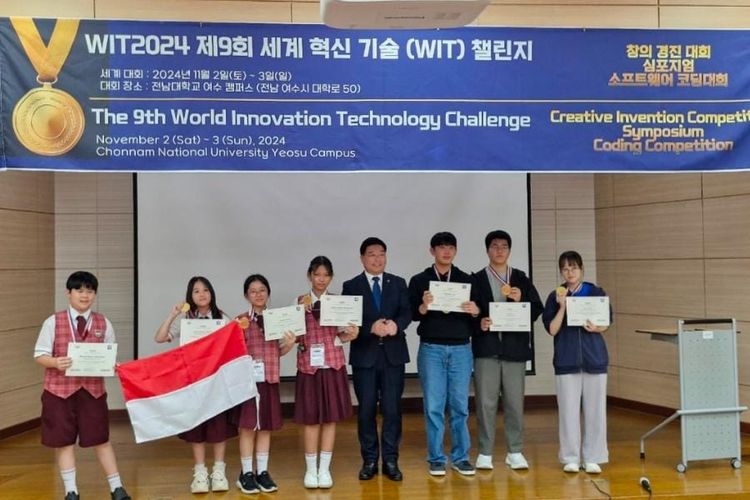 Tim robotik Sekolah Dasar Kristen (SDK) 3 Penabur meraih memenangkan medali emas pada ajang The 9th World Innovative Technology Challenge. Ajang ini diselenggarakan oleh World Innovative Technology dan Chonnam National University pada Sabtu (2/11/2024) hingga Minggu (3/11/2024), di Chonnam National University, Korea Selatan (Korsel).