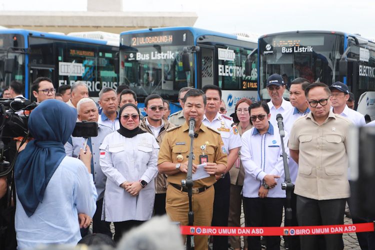 PT Transjakarta resmi meluncurkan dan mengoperasikan 200 unit bus listrik baru. Dengan tambahan armada ini, jumlah total bus listrik yang dioperasikan Transjakarta kini mencapai 300 unit.