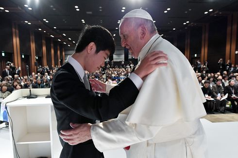 Paus Fransiskus Peluk Korban Bencana Reaktor Nuklir Fukushima 2011