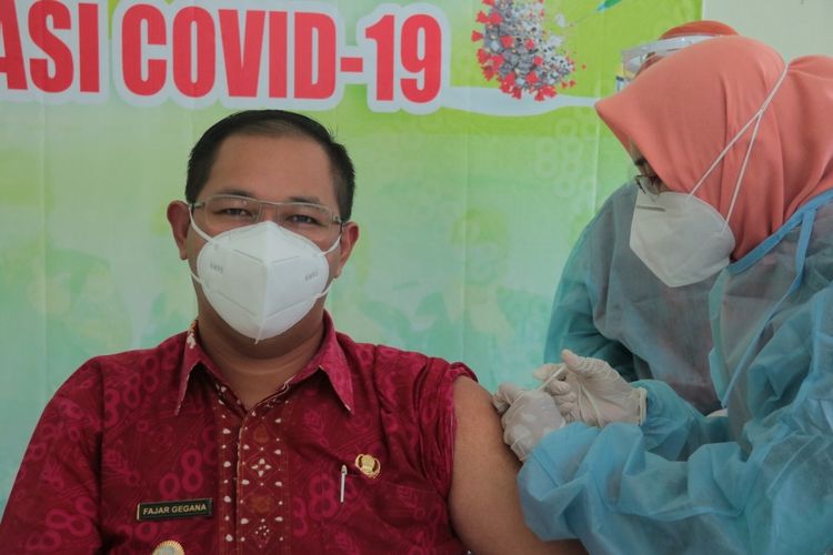 Wakil Bupati Kulon Progo, Fajar Gegana saat menerima vaksinasi Covid-19 beberapa waktu lalu.
