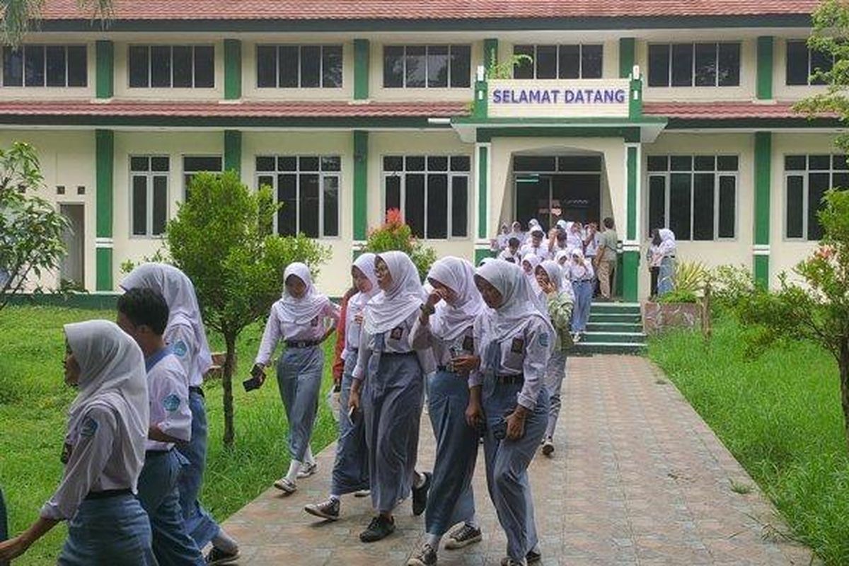 Ratusan siswa kelas XII SMAN 7 Cirebon bersama orang tua mereka menggelar aksi protes di halaman sekolah karena tak bisa daftar SNPMB 2025, Senin (3/2/2025).