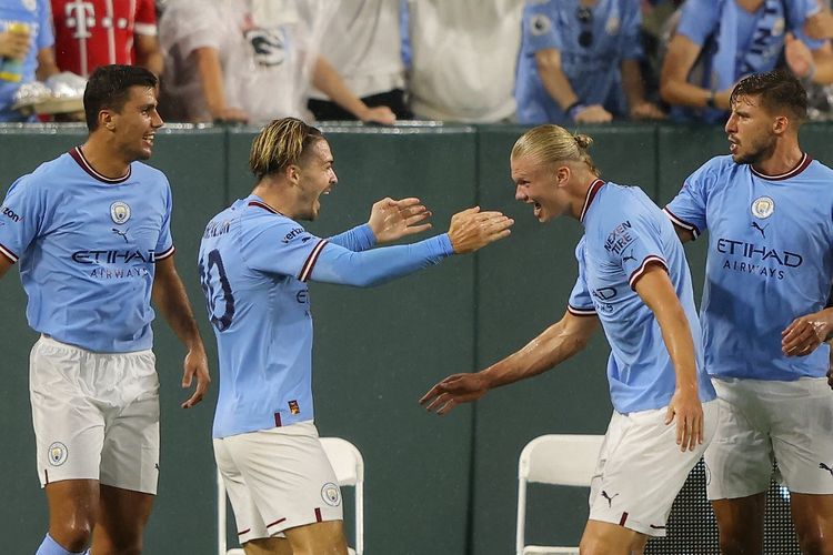 Pemain-pemain Manchester City, Jack Grealish dan Erling Haaland, merayakan gol ke gawang FC Bayern Muenchen pada laga uji coba di Lambeau Field, Green Bay, Wisconsin, Amerika Serikat, pada Minggu (24/7/2022) pagi hari WIB. Terkini, Haaland menjadi starter pada laga Liverpool vs Man City di Community Shield 2022.