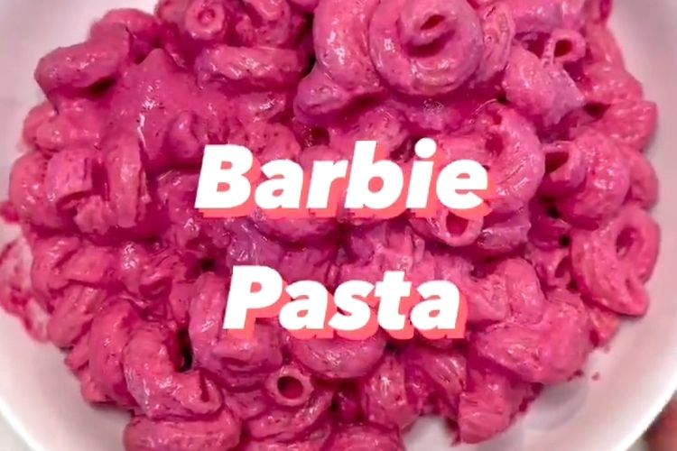 Resep 'Barbie pasta' yang diunggah oleh konten kreator TikTok bernama Kat Clark (@katclark).