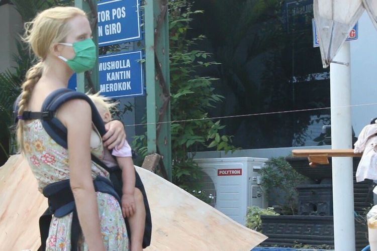 inilah Ekaterina (28) dan balita mereka, Serafima, (2) kelyarga Mikhail yang mendadak viral karena mengamen di sejumlah pasar tradisional di Lombok. ekaterina masih kini berada di kantor Imigrasi Mataram sambil menunggu keberangkatan ke Bali dan langsung dideportasi ke Rusia.