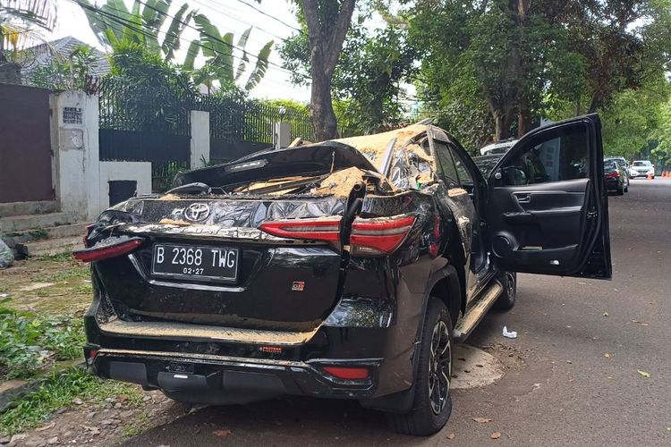 Kondisi mobil Toyota Fortuner yang tertimpa pohon di depan rumah capres nomor urut 2 Prabowo Subianto, kawasan Kebayoran Baru, Jakarta Selatan, setelah berhasil dievakuasi, Selasa (16/1/2024).